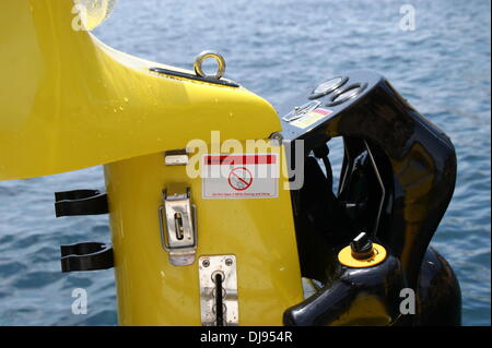 Les tests de plongeurs sous-marin Mini Oneman à Port Andratx. Majorque, Espagne - 10.06.2012 Banque D'Images