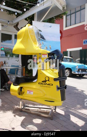 Les tests de plongeurs sous-marin Mini Oneman à Port Andratx. Majorque, Espagne - 10.06.2012 Banque D'Images