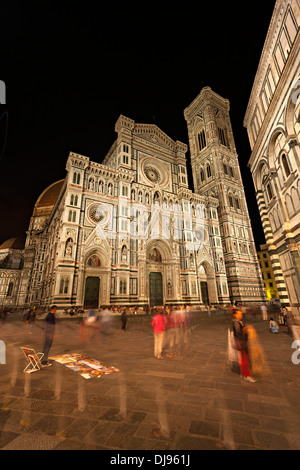 La cathédrale de Florence, le Duomo Santa Maria del Fiore avec la coupole de Brunelleschi, Site du patrimoine mondial de l'UNESCO, dans la nuit de Florence, Toscane Banque D'Images