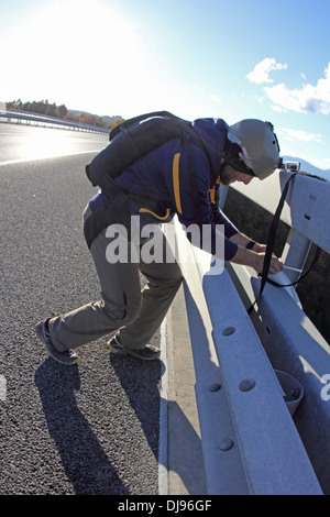 Cavalier de base se prépare pour son saut avec une ligne statique d'un pont vers le bas dans la vallée. Banque D'Images