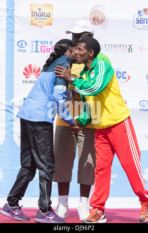 Addis Abeba, Ethiopie - 24 novembre : l'athlète de renommée mondiale, Haile Gebrselassie, gagnant du Marathon de NY 2013 accueille Priscah Jeptoo sur scène lors de la 13e édition grand Ethiopian Run, 24 novembre 2013 à Addis-Abeba, Ethiopie. Crédit : Dereje Belachew/Alamy Live News Banque D'Images