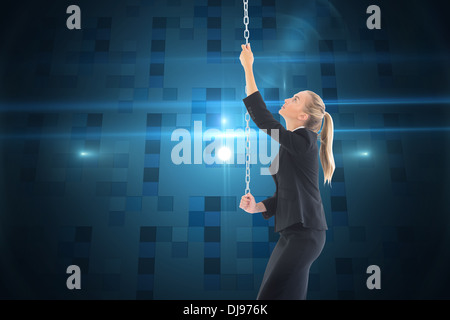 Image composite de businesswoman pulling une chaîne Banque D'Images