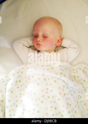 Caucasian baby sleeping in crib Banque D'Images