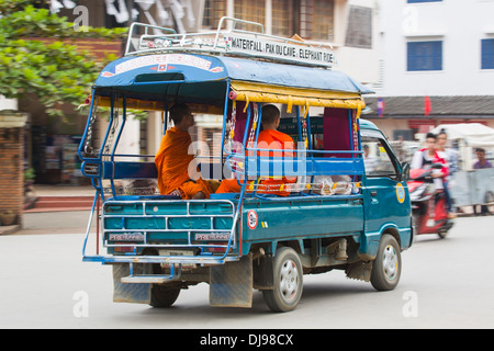 Deux moines billet dans un Tuk Tuk à Luang Prabang, Laos Banque D'Images