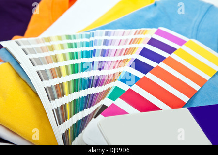 Plusieurs t-shirts colorés et échelle de couleurs Banque D'Images