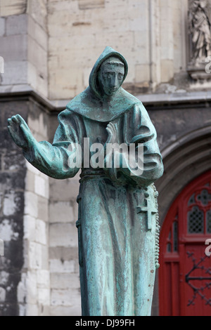 Statue devant le fleuve Matthiaskerk à Maastricht, Pays-Bas Banque D'Images