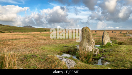 Comité permanent des pierres sur le Stannon RoughTor le cercle de pierre ci-dessous sur Bodmin Moor en Cornouailles Banque D'Images