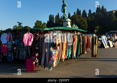 L'habillement Boutique de souvenirs avec Statue de David, Piazzale Michelangelo, Florence, Italie Banque D'Images