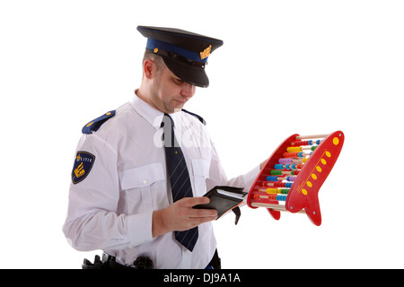 Agent de police néerlandais compte cadeaux quotas avec abacus sur fond blanc Banque D'Images