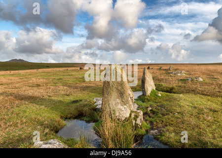 Comité permanent des pierres sur le Stannon RoughTor le cercle de pierre ci-dessous sur Bodmin Moor en Cornouailles Banque D'Images