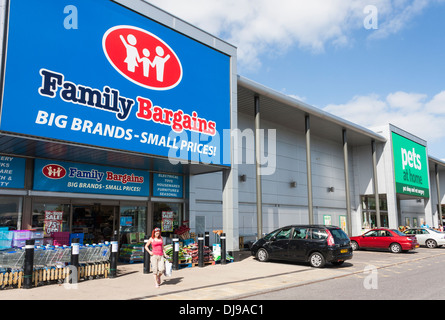 Entrée de store 'budget des affaires de famille, Reading, Berkshire, England, GB, au Royaume-Uni. Banque D'Images