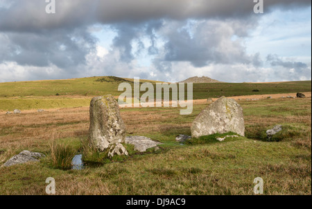 Comité permanent des pierres sur le Stannon RoughTor le cercle de pierre ci-dessous sur Bodmin Moor en Cornouailles Banque D'Images