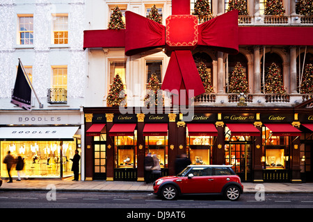 Mini rouge garée sur Old Bond Street, Londres, Angleterre, Royaume-Uni, Noël, Shopping, scène d'hiver, Banque D'Images