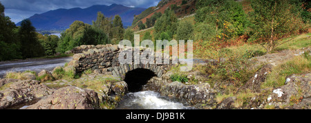 Vue paysage plus Ashness Bridge près de Derwentwater, Parc National de Lake District, England, UK Banque D'Images