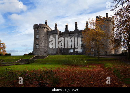 Le château de Kilkenny, construit initialement en 1195, puis reconstruite au xixe siècle, County Kilkenny, Ireland Banque D'Images