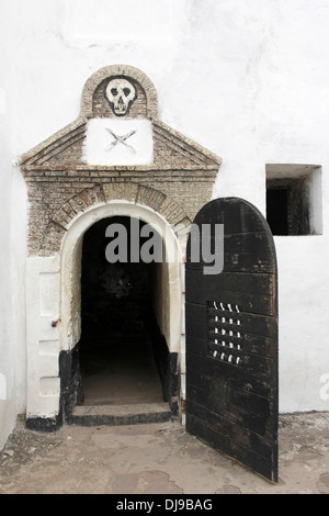 Porte d'un cachot où conduit mal esclaves ont été laissés dans l'isolement - Château d'Elmina, Ghana Banque D'Images