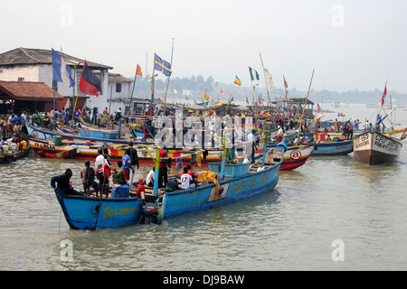 Bateaux de pêche dans le port d'Elmina, Ghana Banque D'Images