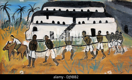 Une fresque murale représentant des esclaves enchaînés et enchaîné en chemin à l'esclave des navires, le Ghana, l'Afrique de l'Ouest Banque D'Images