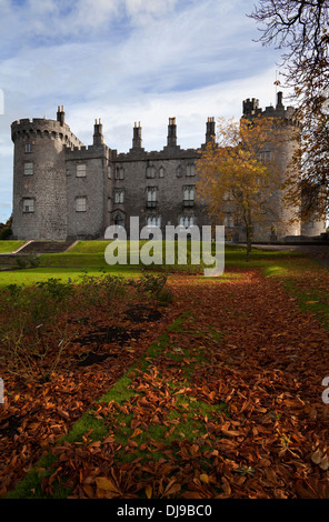 Le château de Kilkenny, construit initialement en 1195, puis reconstruite au xixe siècle, County Kilkenny, Ireland Banque D'Images