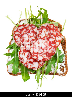 Sandwich de pain de seigle, fromage cottage, salami et salade de roquette isolé sur fond blanc Banque D'Images