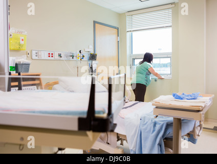 Femme enceinte à fenêtre dans chambre d'hôpital Banque D'Images