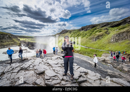 Chutes d'eau de Gullfoss (Chutes d'Or), est l'une des attractions de touristes les plus populaires en Islande. Banque D'Images