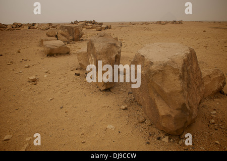 Blocs de rochers en attente de re-placement à la Pyramide Rouge à Dahchour le groupe sur le plateau de Gizeh, Le Caire, Égypte. Banque D'Images