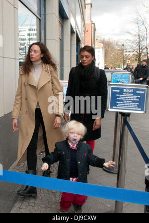 Lilly Becker aka Lilly Kerssenberg arrivant à Sea Life Berlin avec son fils Amadeus et une nounou. Berlin, Allemagne - 17.04.2012 Banque D'Images