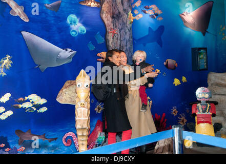 Lilly Becker aka Lilly Kerssenberg arrivant à Sea Life Berlin avec son fils Amadeus et une nounou. Berlin, Allemagne - 17.04.2012 Banque D'Images