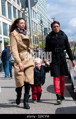 Lilly Becker aka Lilly Kerssenberg laissant Sea Life Berlin avec son fils Amadeus et une nounou. Berlin, Allemagne - 17.04.2012 Banque D'Images