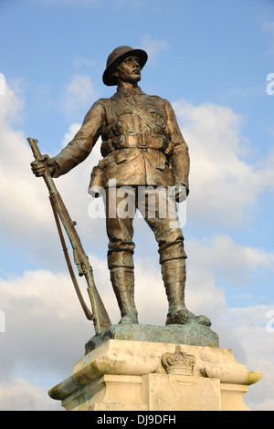 Un soldat de bronze est un monument commémoratif aux soldats morts au combat de la Grande Guerre. WW1 Banque D'Images