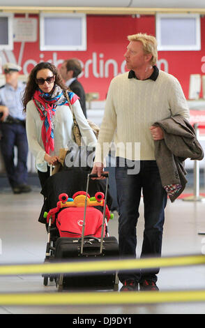 Boris Becker, épouse Lilly Kerssenberg et fils Amadeus à l'aéroport de Tegel en route pour Londres. Berlin, Allemagne - 19.04.2011 Banque D'Images