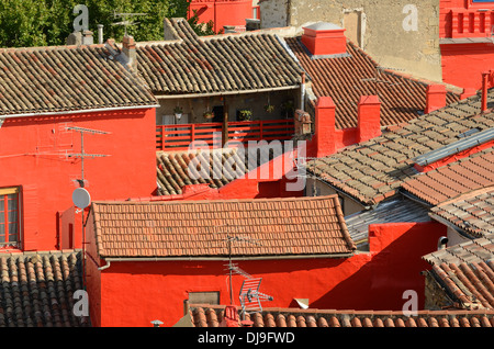 Vue sur le salon de Provence la vieille ville A Peint le rouge dans le cadre d'une installation d'art par Felice Varini Provence France Banque D'Images