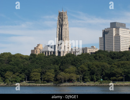 Vue sur l'église Riverside de Manhattan depuis l'Hudson. Banque D'Images