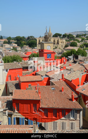 Vue sur salon de Provence ou salon-de-Provence Peinture d'art rouge installation par Felice Varini Provence France Banque D'Images