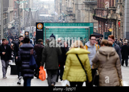 Buchanan Street, Glasgow, Écosse, Royaume-Uni, lundi 25 novembre 2013. Avec un mois jusqu'au jour de Noël, les acheteurs brave le temps froid dans le centre-ville à la recherche de cadeaux de Noël Banque D'Images