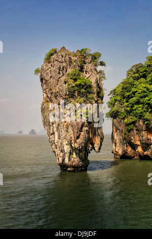 Ko Tapu ou île de James Bond dans le film Goldfinger dans la baie de Phang Nga en Thaïlande Banque D'Images