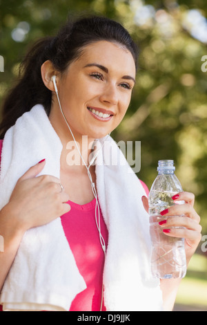 Happy sporty woman wearing sportswear tenant une bouteille Banque D'Images