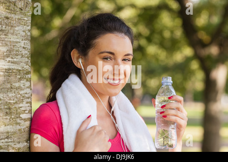 Content brunette woman ayant une pause de l'exécution Banque D'Images