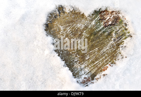 Coeur dessiné dans la neige sur bois Banque D'Images