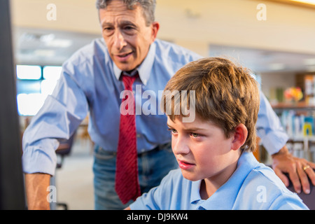 Le professeur et l'étudiant travaillant à l'ordinateur Banque D'Images