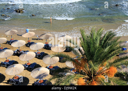 Vue aérienne de parasols, la plage de Georgioupoli sur la partie nord de la Crète, Grèce Banque D'Images