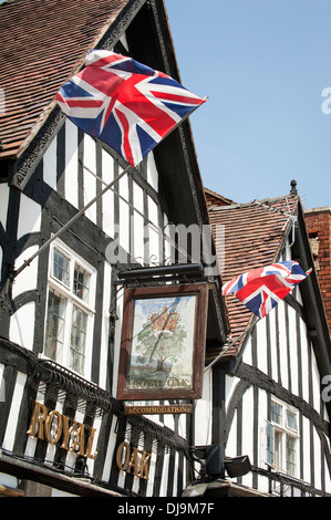 Style Tudor house public avec Union Jack Evesham Banque D'Images