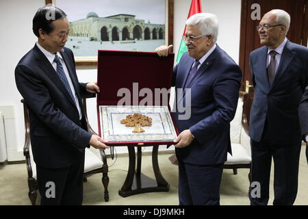 Ramallah, Palestine. 25Th Nov, 2013. Le président palestinien Mahmoud Abbas (C) se réunit avec Zhao Yong (L), Secrétaire adjoint de la province de Hebei Comité du Parti communiste de Chine, à Ramallah, en Palestine, le 25 novembre 2013. Credit : Lu Jiafei/Xinhua/Alamy Live News Banque D'Images