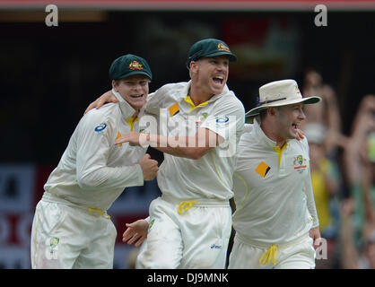 Brisbane, Australie. 24 nov., 2013. DAVID WARNER ET MICHAEL CLARKE célèbrent leur victoire Jour 4 - premier essai de cendres au Gabba à Brisbane. Credit : Action Plus Sport/Alamy Live News Banque D'Images