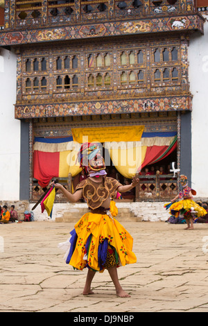 Le Bhoutan, Phobjika, Gangte Goemba Tsechu festival, danseur en cour avant salle de prière Banque D'Images