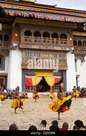 Le Bhoutan, Phobjika, Gangte Goemba Tsechu festival, danseurs en cour avant salle de prière Banque D'Images