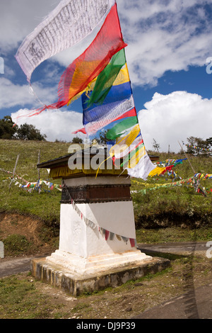 Le Bhoutan, Phobjika Pele, la pass, les drapeaux de prières au-dessus de la route, à égalité, à chorten, pour la salubrité de voyages Banque D'Images