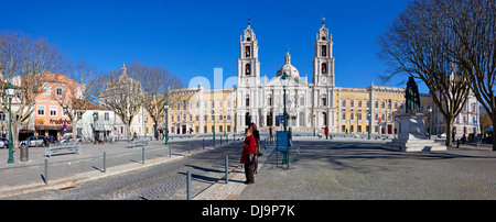 Palais National de Mafra, le couvent et la basilique au Portugal. Ordre religieux franciscain. L'architecture baroque. Banque D'Images