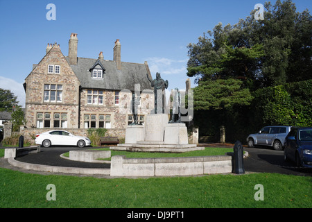 Mémorial de guerre sur la cathédrale de village verte à Llandaff Cardiff pays de Galles Royaume-Uni. Bâtiment classé Grade II Pendinas House Banque D'Images